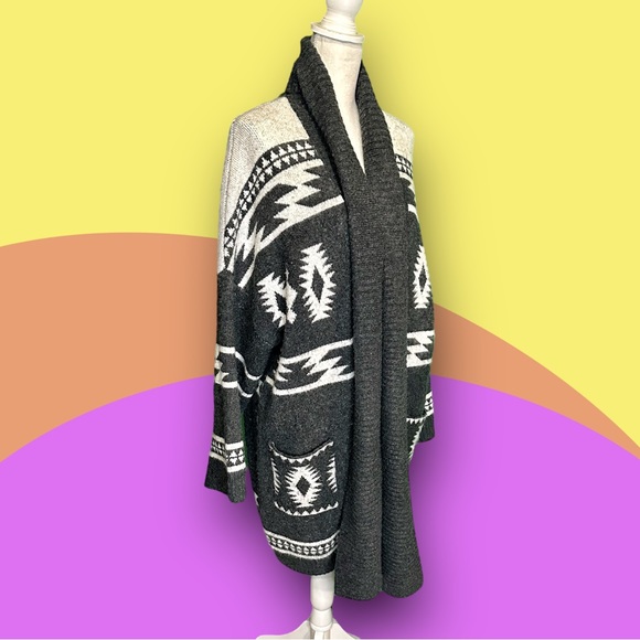 Plus Size Women’s Gray/White Fuzzy Shawl Collar Aztec Print Open Front Cardigan - Picture 5 of 11